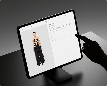 Hand berührt Bildschirm mit Mode-App, die ein schwarzes Kleid und ein Formular anzeigt.