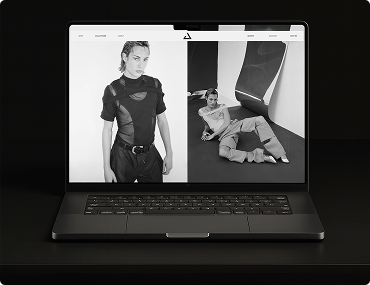 Laptop zeigt eine Webseitenseite mit zwei schwarz-weiß Fotos von einem Model in futuristischer Kleidung und drapiertem Hintergrund.
