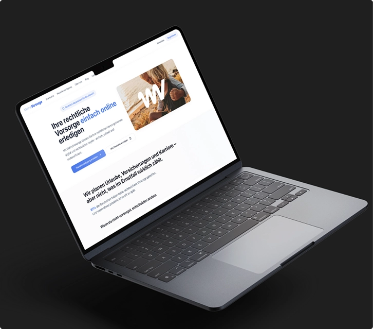Geöffneter Laptop mit deutscher Webseite, die rechtliche Vorsorge online anbietet.