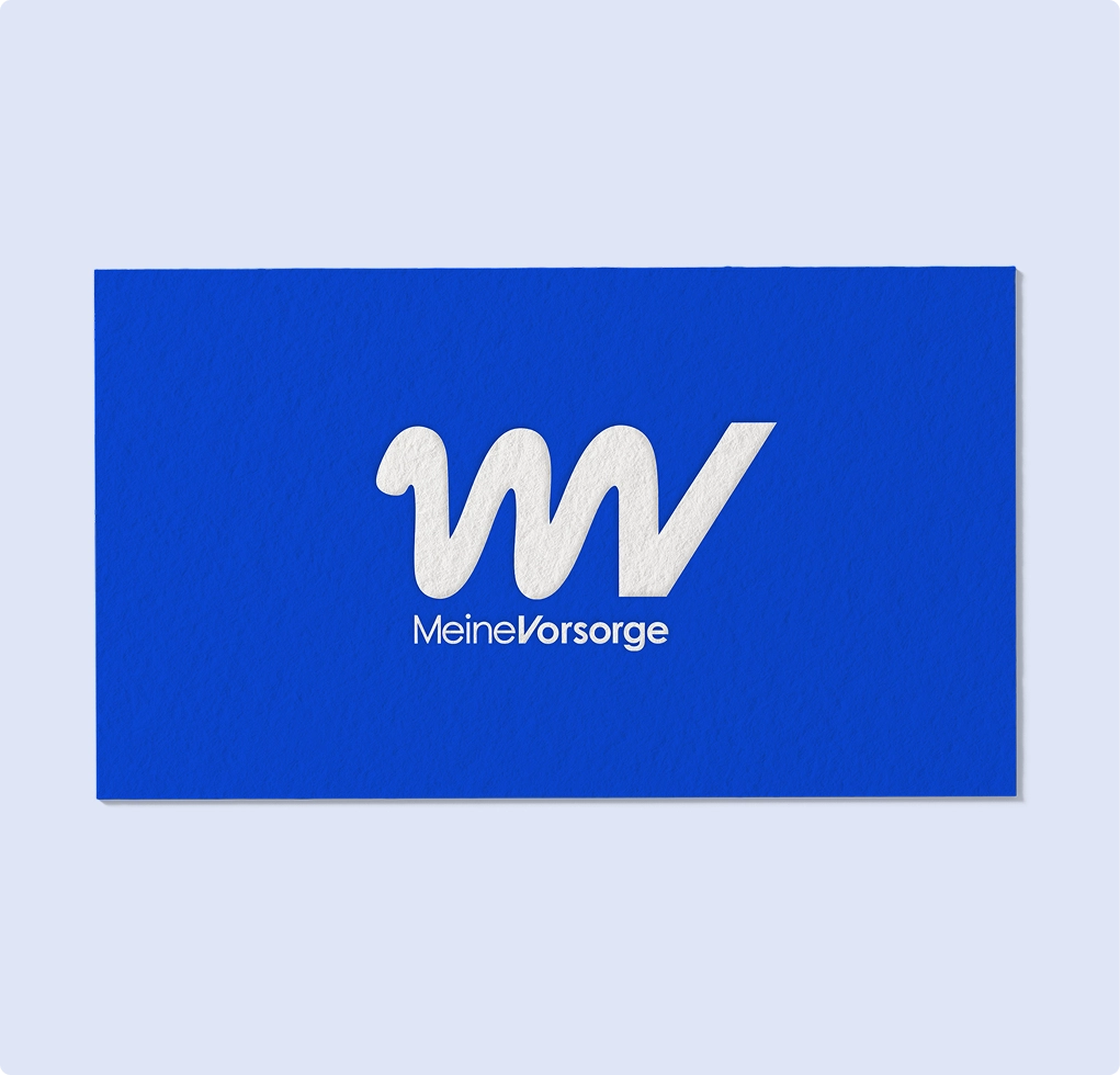 Weißes stilisiertes mw Logo mit dem Text 'MeineVorsorge' auf blauem Hintergrund.