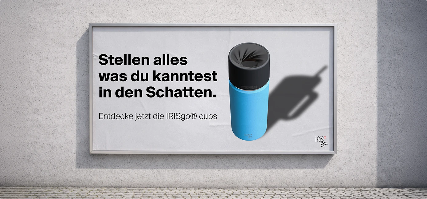 Werbetafel mit der Aufschrift 'Stellen alles was du kanntest in den Schatten.' und einem blauen IRISgo® Becher, dessen Schatten eine Tasse mit Henkel darstellt.