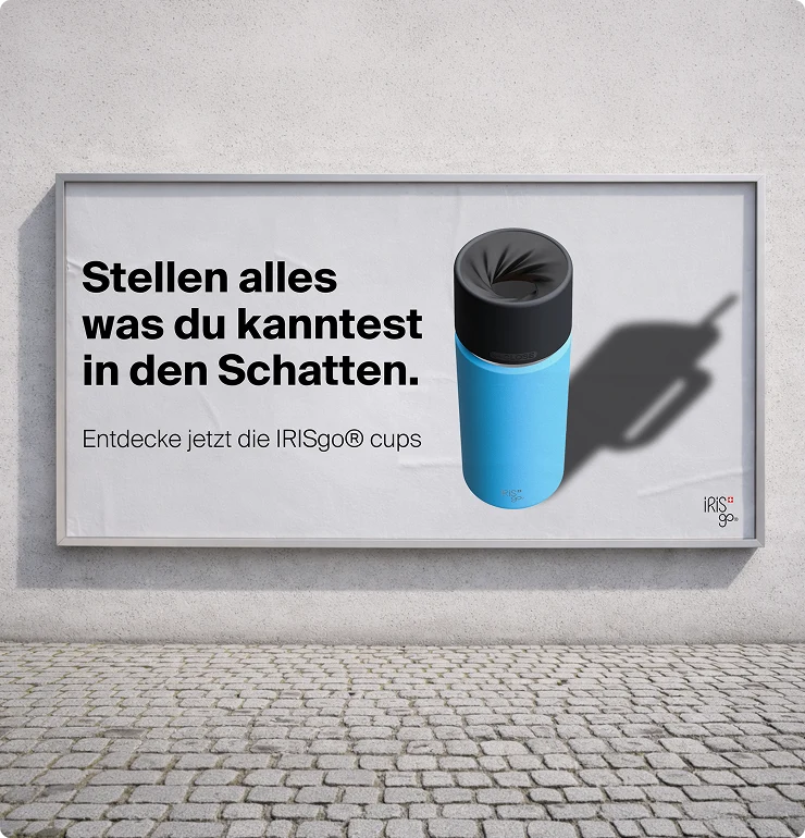 Werbetafel mit einem blauen IRISgo® Becher und dem deutschen Text 'Stellen alles was du kanntest in den Schatten. Entdecke jetzt die IRISgo® cups'.