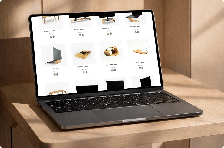 Ein Laptop auf einem Holztisch zeigt eine Webseite mit verschiedenen minimalistischen Holzprodukten.