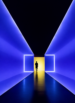 Silhouette einer Person in einem langen Tunnel mit blauen Wänden und gelbem Ausgang.