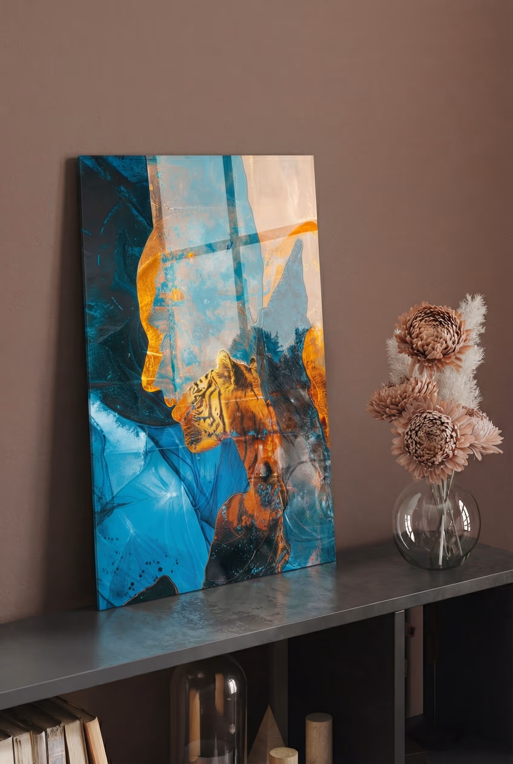 Wohnzimmer mit blauem Wandbild eines Tigers und orangefarbenen Samtstühlen.