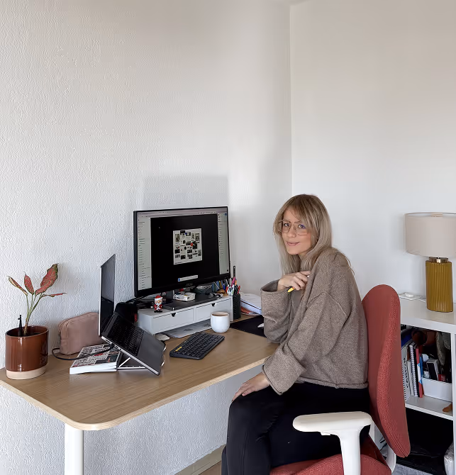 Lara PEREIRA MATEUS Webdesigner freelance qui travaille sur son bureau