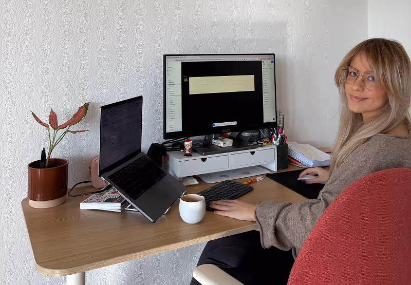 Lara PEREIRA MATEUS Webdesigner freelance qui travaille sur son bureau