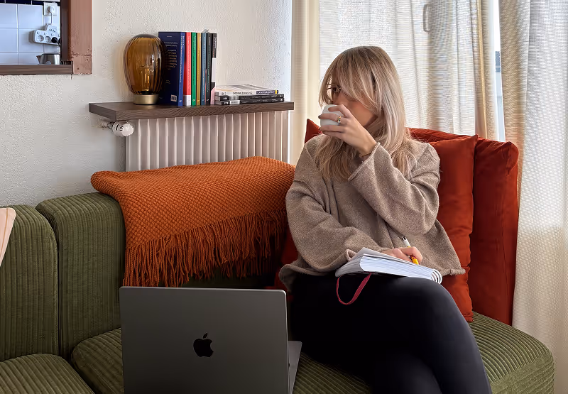 Lara PEREIRA MATEUS Webdesigner freelance qui boit un café en travaillant