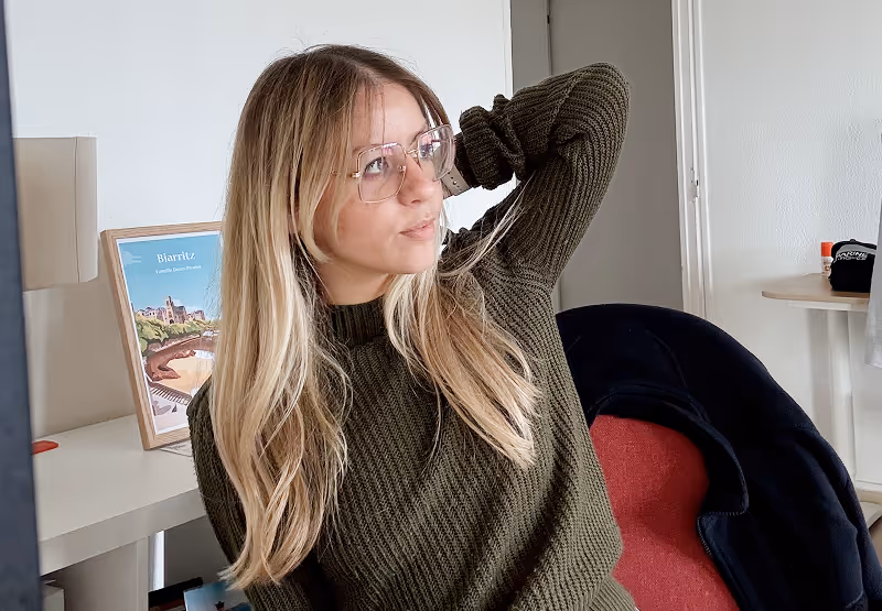 Lara PEREIRA MATEUS Webdesigner freelance regardant au loin.