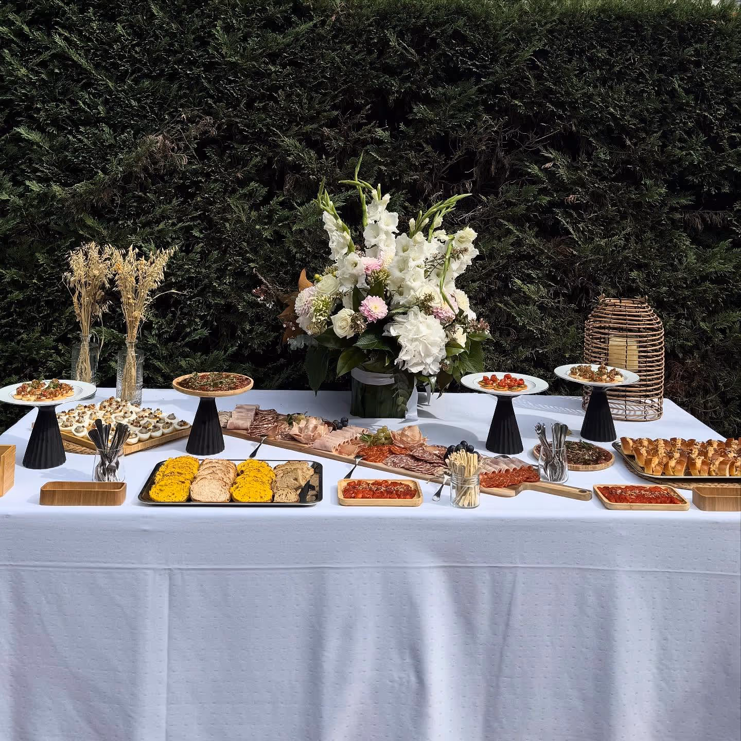 photo d'un banquet type Ben & Max, en extérieur devant une haie