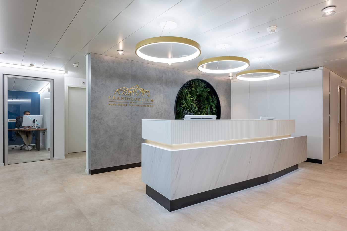 Foto des Empfangsbereiches unserer MKG Praxis in Bern