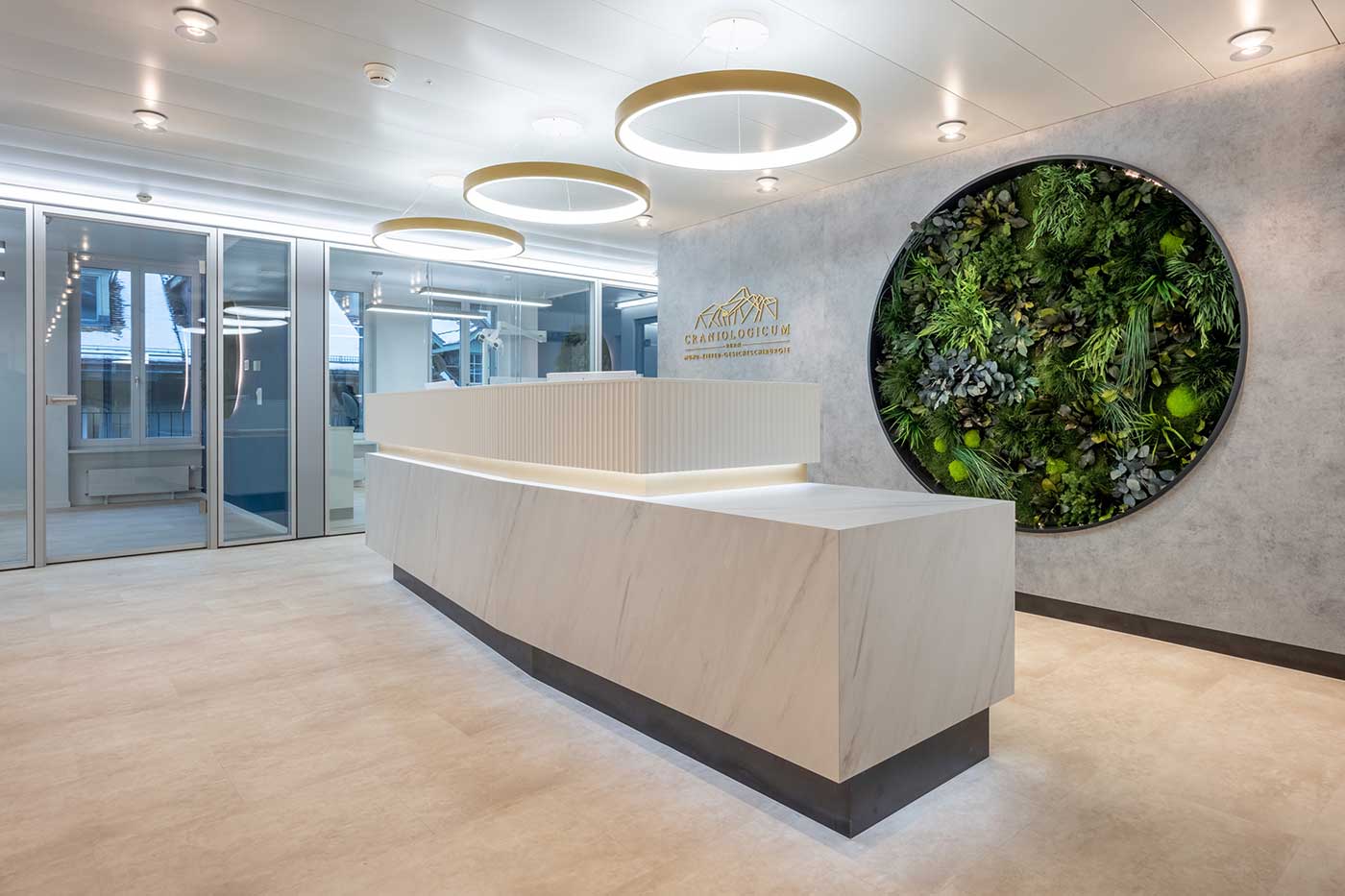 Foto des Empfangsbereiches unserer MKG Praxis in Bern in welcher Weisheitszähne gezogen werden und ästhetische Eingriffe vorgenommen werden.