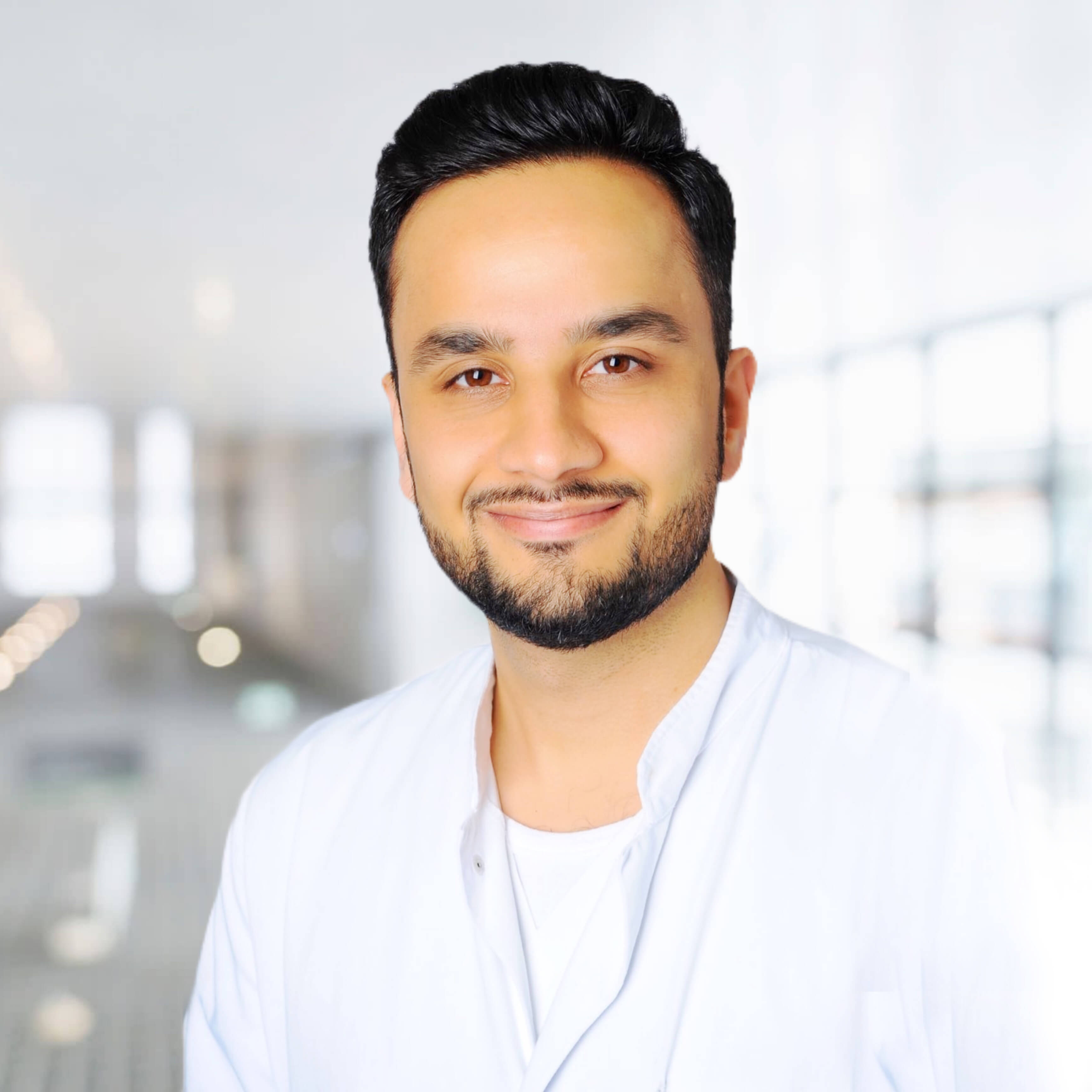 Head surgeon of Craniologicum Bern Dr. Safi