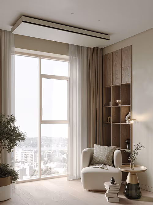 Modern zithoek met een witte fauteuil, een ronde bijzettafel met vaas, open houten rek en grote raampartij met lichte gordijnen.