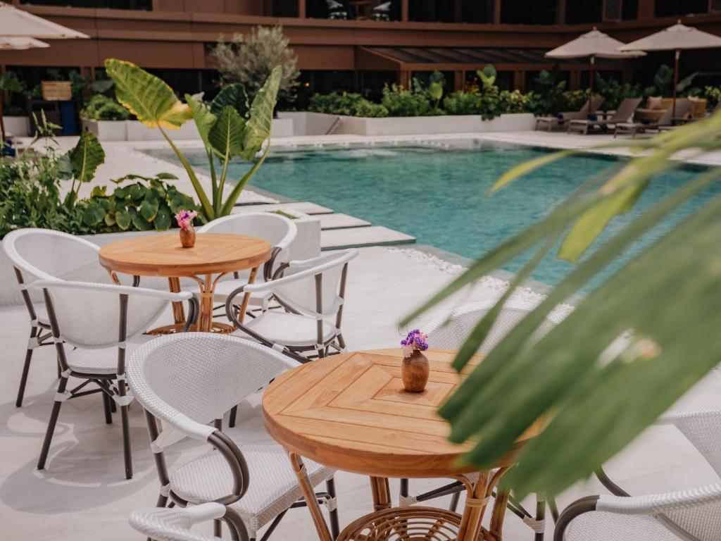 subject/scene: fine dining experience