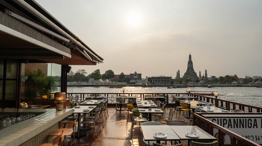 subject/scene: fine dining experience