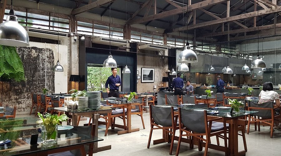 subject/scene: fine dining experience