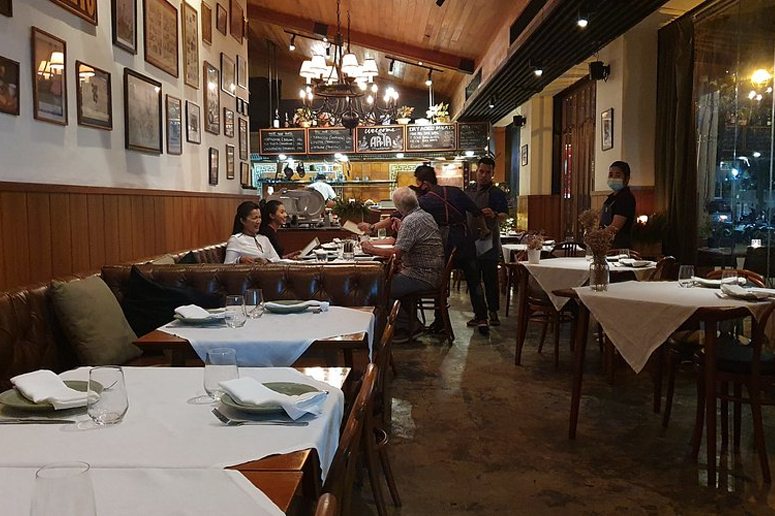 subject/scene: fine dining experience