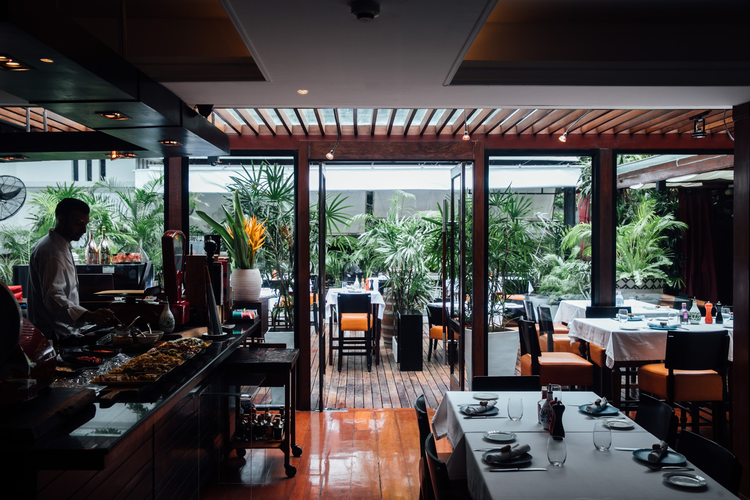 subject/scene: fine dining experience