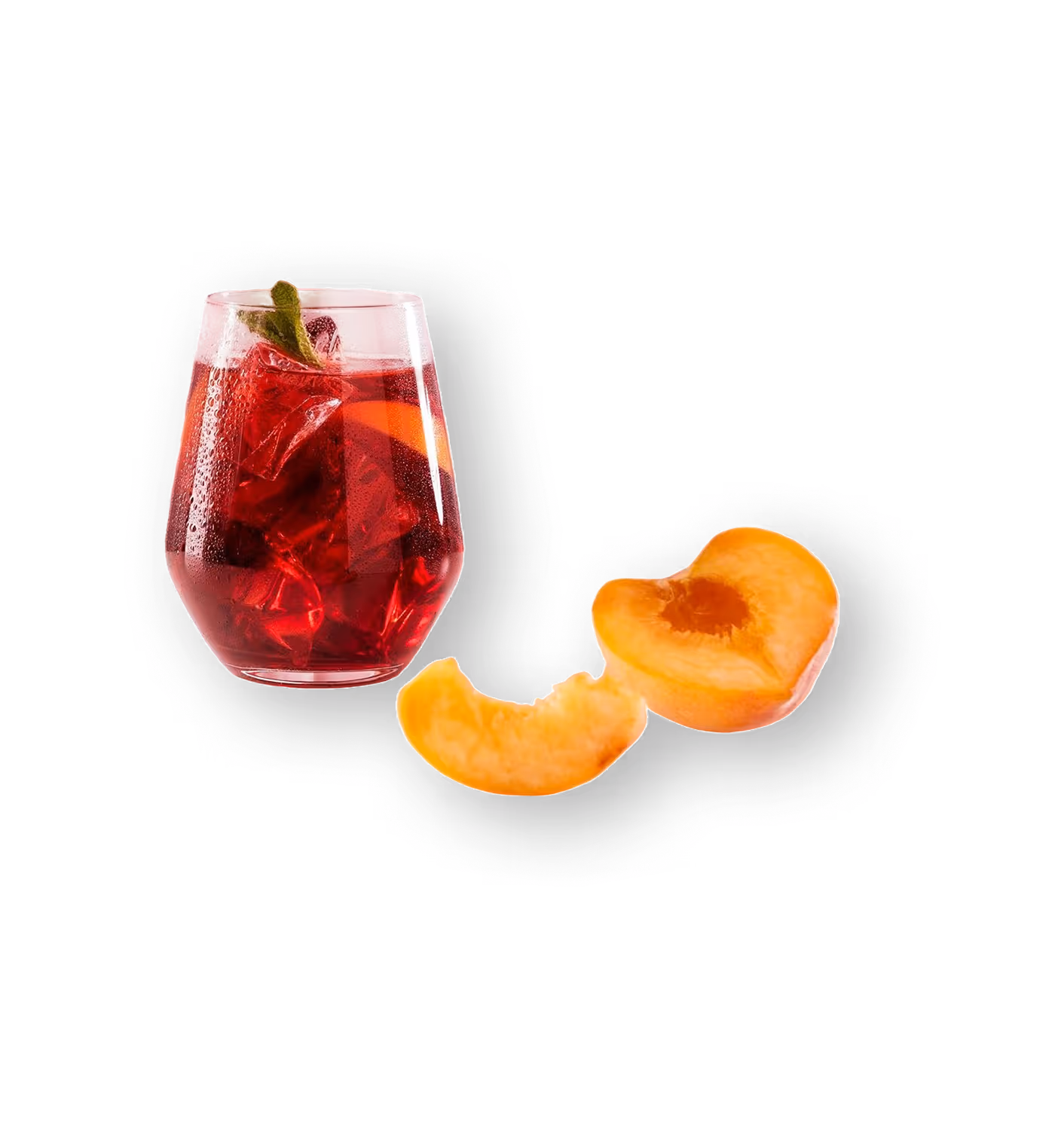 Glas mit rotem Eistee mit Eiswürfeln und Minzblatt neben einem halbierten Pfirsich und einer Pfirsichscheibe.