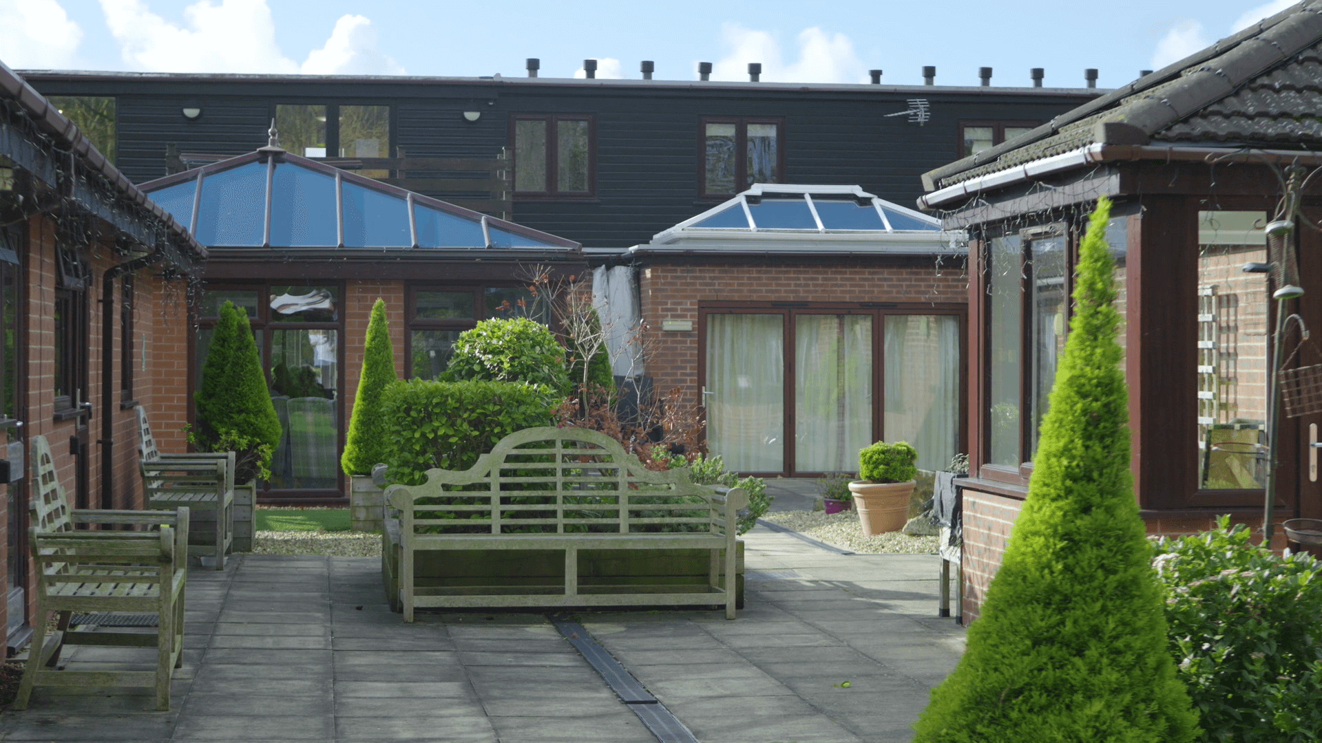 The Willows is a compact, specially designed complex with a limited number of floors, providing exclusively ground-level accommodations. In this setting, there are no inclines to climb or elevators to use when accessing the bedrooms, orangery, or shared lounges and dining spaces.