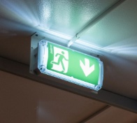 Nödbelysning med utrymningsskylt i tak