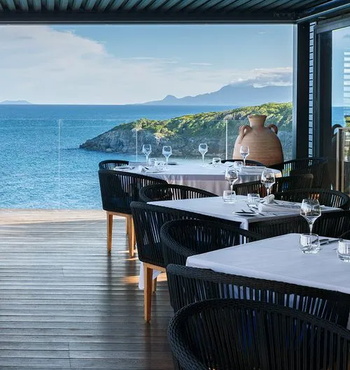 Tazón especial criollo portátil frente al mar Caribe en Gosier, Guadalupe.