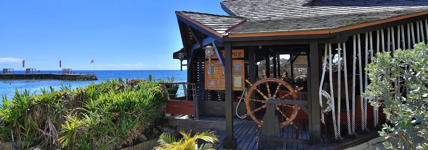Bâtiment du restaurant Le Zawag en bord de mer à La Créole Beach Hôtel & Spa en Guadeloupe