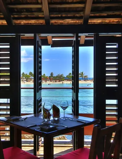 Vue depuis le restaurant Le Zawag sur le lagon et la plage de La Créole Beach Hôtel & Spa