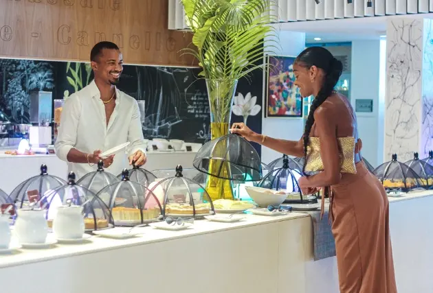 Buffet gourmand de La Route des Épices à La Créole Beach Hôtel & Spa avec plats présentés sous cloches