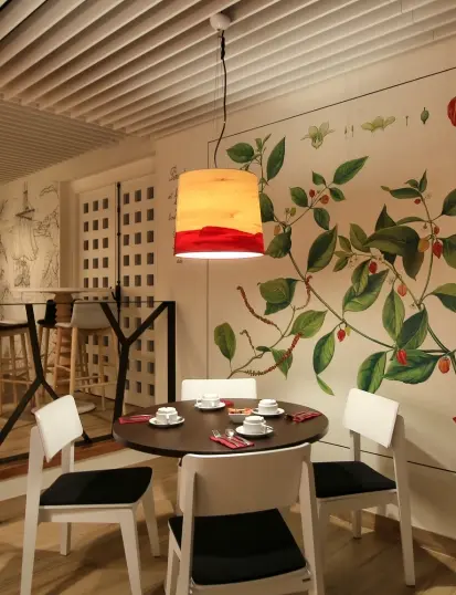 Salle de restaurant La Route des Épices à La Créole Beach Hôtel & Spa décorée de fresques végétales