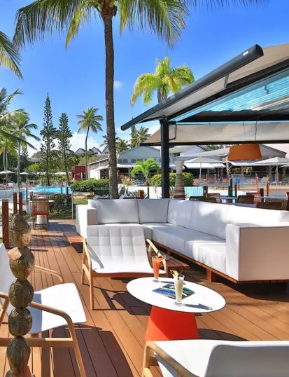 Terrasse extérieure de La Créole Beach Hôtel & Spa avec espace détente et restaurant La Route des Épices