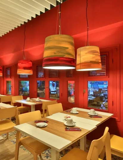 Salle du restaurant La Route des Épices à La Créole Beach Hôtel & Spa aux tons chaleureux et ambiance élégante