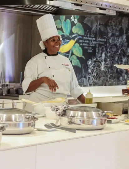 Chef de La Route des Épices à La Créole Beach Hôtel & Spa en cuisine ouverte