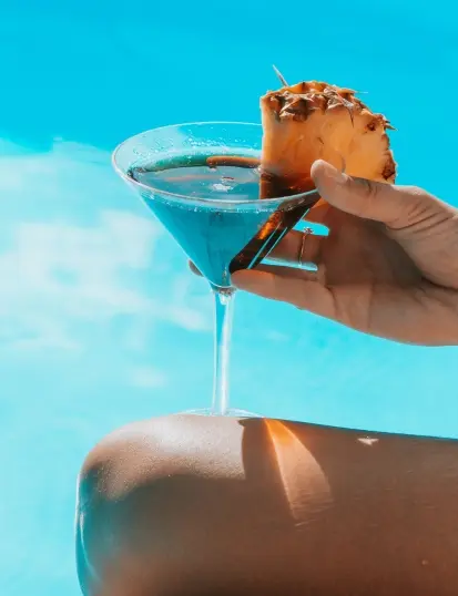 Cocktail exotique servi au Yureli Beach Bar avec vue mer à La Créole Beach Hôtel & Spa