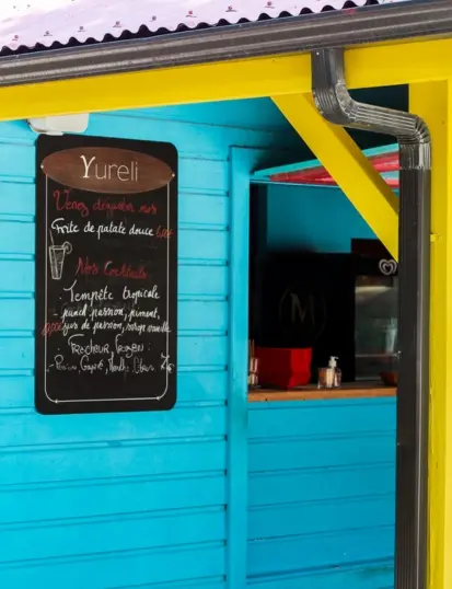 Menu du Yureli Beach Bar affiché sur une paillote colorée à La Créole Beach Hôtel & Spa