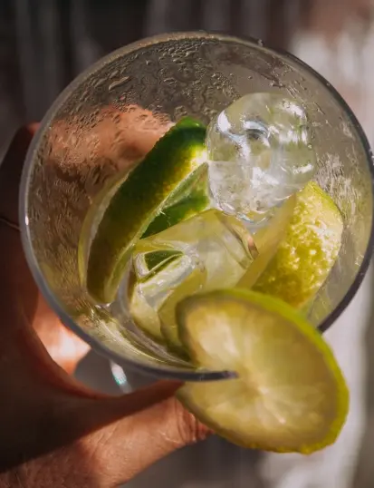 Cocktail au rhum et citron vert servi au Bar La Rhumerie de La Créole Beach Hôtel & Spa