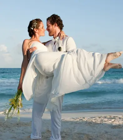 Couple de jeunes mariés au bord de la mer des Caraïbes à La Créole Beach Hotel & Spa au Gosier.