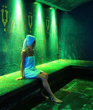 Hammam en mosaïque à La Créole Beach Hôtél & Spa, espace de soins du corps et de relaxation en Guadeloupe.