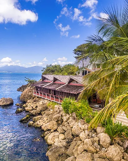 Couple consultant la carte du restaurant Le Zawag à La Créole Beach Hôtel & Spa