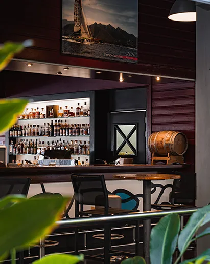 Intérieur du Bar La Rhumerie à La Créole Beach Hôtel & Spa en Guadeloupe, large sélection de rhums et cadre élégant