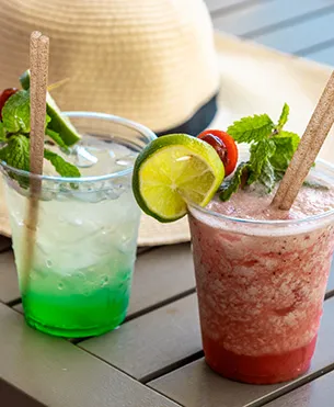Cocktails frais et smoothies servis au Yureli Beach Bar à La Créole Beach Hôtel & Spa