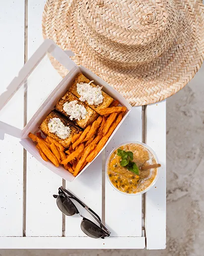 Snack et frites servis au Yureli Beach Bar à La Créole Beach Hôtel & Spa en Guadeloupe