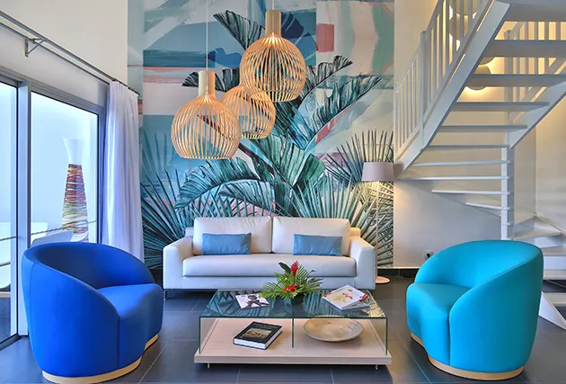 Salon moderne d’une suite de l’hôtel La Créole Beach au Gosier en Guadeloupe.