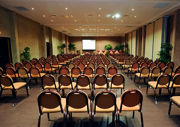 Une salle spacieuse avec des chaises organisées en rangées, idéale pour des présentations ou des ateliers à La Créole Beach Hôtel & Spa en Guadeloupe