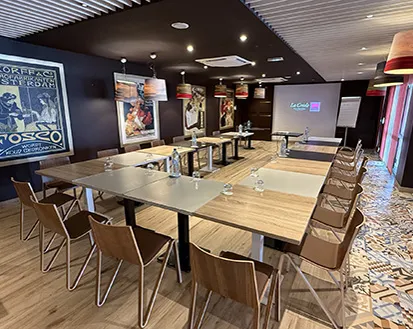 Une salle de conférence avec des tables et des chaises disposées pour une réunion à La Créole Beach Hôtel & Spa en Guadeloupe