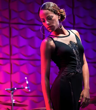 Danseuse sur scène lors d’une soirée jazz au Jazz Club de La Créole Beach Hôtel & Spa en Guadeloupe