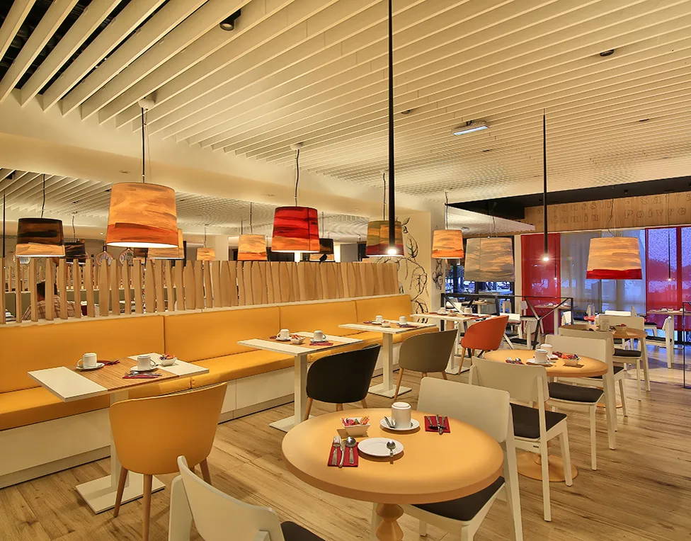 Salle du restaurant La Route des Épices à La Créole Beach Hôtel & Spa au design contemporain et chaleureux