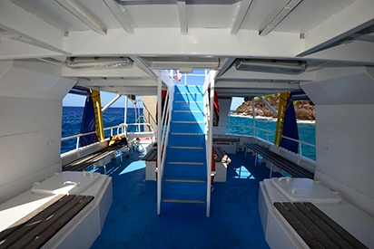 Interior de un barco con fondo de cristal para observar el fondo marino de Guadalupe con La Créole Beach Hotel & Spa.