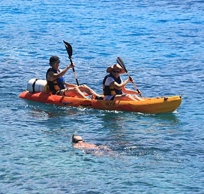 Couple faisant du kayak dans la Réserve Cousteau, activité proposée par La Créole Beach Hôtel & Spa en Guadeloupe.